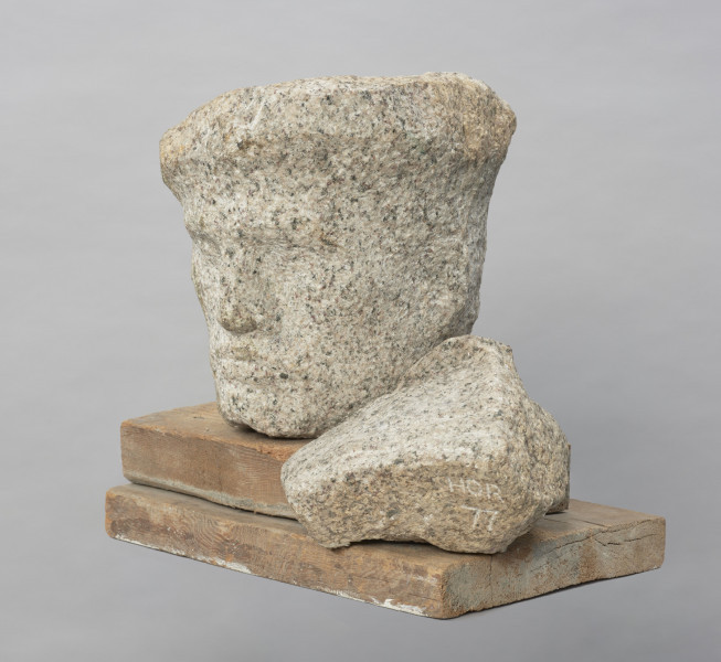 portret męski - Ujęcie z przodu skosem w lewą stronę; Rzeźba z kamienia przedstawiająca głowę marynarza w czapce. Rzeźba szczecińska złożona z trzech niezależnych elementów: drewnianej plinty oraz granitowych głowy i fragmentu kołnierza.