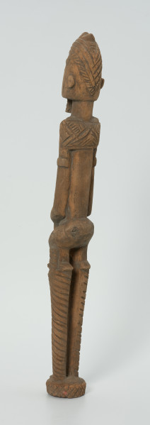 drewniana, rzeźbiona figura - Ujęcie z tyłu. Drewniana, rzeźbiona postać człowieka na szczudłach.