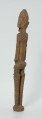 drewniana, rzeźbiona figura - Ujęcie z tyłu. Drewniana, rzeźbiona postać człowieka na szczudłach.
