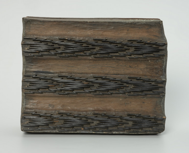 sprzęt do drukowania i grafiki, matryca drukująca - Ujęcie z przodu. Matryca do drukowania tkanin z wykonanym w drewnie ornamentem o motywie geometrycznym.