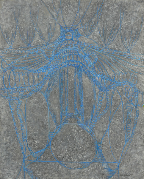 obraz - ujęcie z przodu; Kompozycja abstrakcyjna zbudowana z błękitnych linii na szarym tle. W centrum na osi linie proste i spiralne ciągi tworzą podłużny pionowy prostokąt, od którego rozwijają się w prawie symetryczną dekoracyjną kompozycję - z nad prostokąta rozchodzą się girlandy i faliste linie, poniżej i po bokach rzedną tworząc wielkie nieregularne owale i koła.