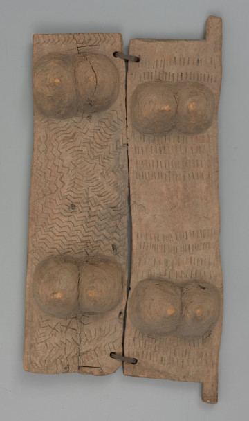 drewniane drzwiczki do spichlerza - Ujęcie z przodu, poziome. Dwuczęściowe drewniane drzwiczki do spichlerza.