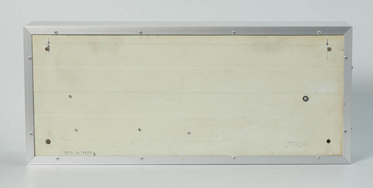 Poziomy ightbox w aluminiowej ramie, z przedstawieniem nagiej, ciężarnej kobiety - Ujęcie z tyłu. Biała płyta w układzie poziomym, w aluminiowej ramie.