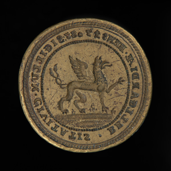 tłok pieczętny - Ujęcie przodu pieczęci. Okrągły tłok pieczętny z brązu z drewnianym uchwytem oraz rysunkiem kroczącego gryfa w polu pieczęci.