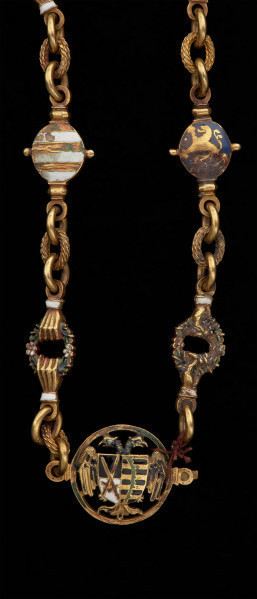 odznaka honorowa elektora saskiego Christiana II - Ujęcie łańcucha odznaki. Odznaka przy pomocy trzech łańcuszków połączona jest z ażurową plakietką z uszkiem. Łańcuch składa się z 30 ozdobnych, ażurowych, emaliowanych ogniw, połączonych kółkami ze złotego drutu. Na połowie z nich ukazano emaliowane herby 15 prowincji saskich. Na pozostałych 15 przedstawiono serce z literą C i kapeluszem elektorskim, trzymane w dwóch dłoniach. Na kolistej zapince emaliowany herb elektorskiej Saksonii.