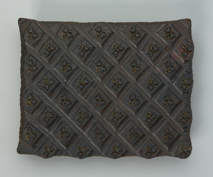 sprzęt do drukowania i grafiki, matryca drukująca - Ujęcie z przodu. Matryca do drukowania tkanin z wykonanym częściowo w drewnie i częsciowo z mosiężnych sztyfcików i blaszek w nie nabitych, ornamencie o motywie roślinnym.