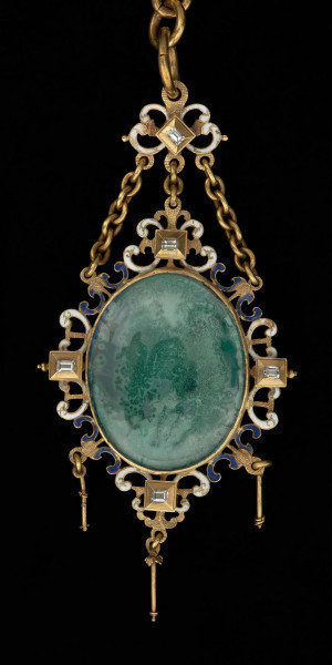 wisior - medalion z portretami elektora saskiego Jana Jerzego I i jego żony - Ujęcie klejnotu z tyłu. Owalny, dwustronny medalion pierwotnie z portretami malowanymi na blasze miedzianej, umieszczonymi pod kaboszonami z kryształu górskiego. Ażurowa, emaliowana oprawa, zdobiona jest diamentami o szlifie tablicowym, w kwadratowych kasztach. U dołu trzy sztyfty po brakujących podwieszonych perłach. Medalion połączony trzema łańcuszkami z ażurową plakietką z uszkiem, zdobioną emalią i pojedynczym diamentem po obu stronach. Łańcuch z gładkich, owalnych ogniw zakończony okrągłą, ażurową zapinką z herbami Saksonii i Brandenburgii.