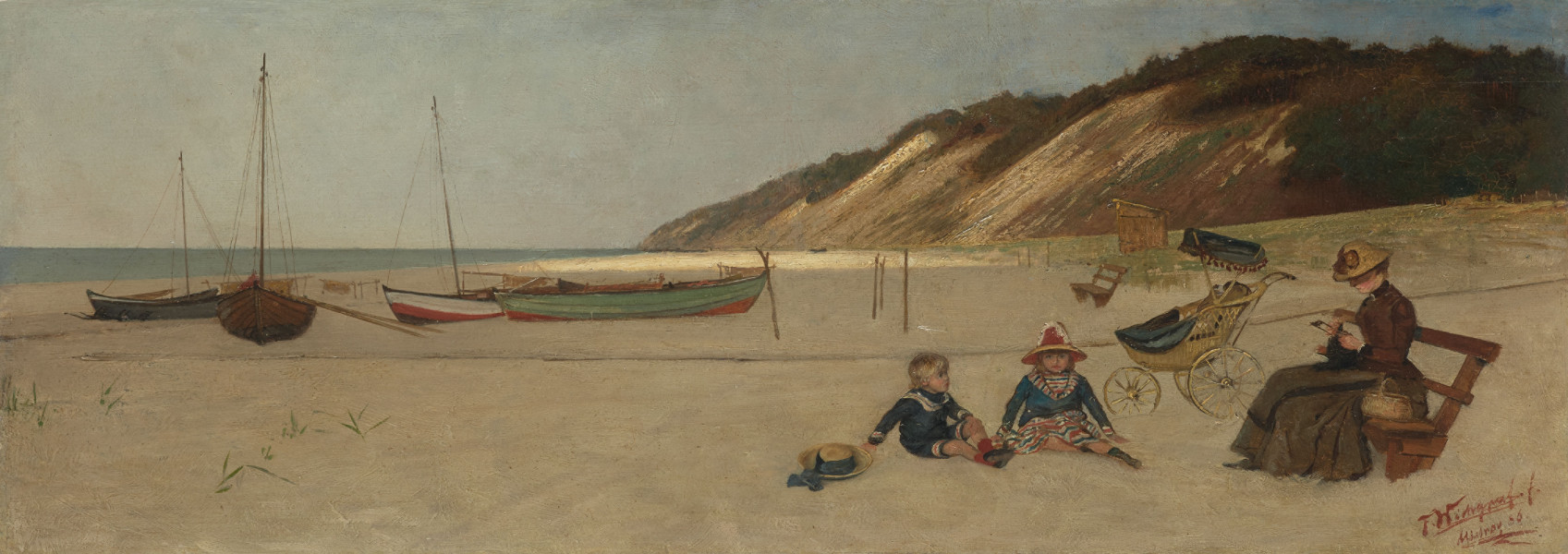 obraz - Ujęcie z przodu; Fragment plaży, osłonięty wysokim klifowym brzegiem. Przy brzegu cztery barwnie malowane łodzie, po prawej kobieta siedząca na ławce zajęta pracą szydełkową. Przed nią siedzi dwoje dzieci, kobieta ubrana w brązową suknię, na głowie słomkowy kapelusz. Za nimi trójkołówy wózek dzięcięcy z osłoną nad głowę, w oddali druga ławka oraz drewniana budka. U dołu z prawej strony sygnatura F. Wingraf f. Misdroy 86.