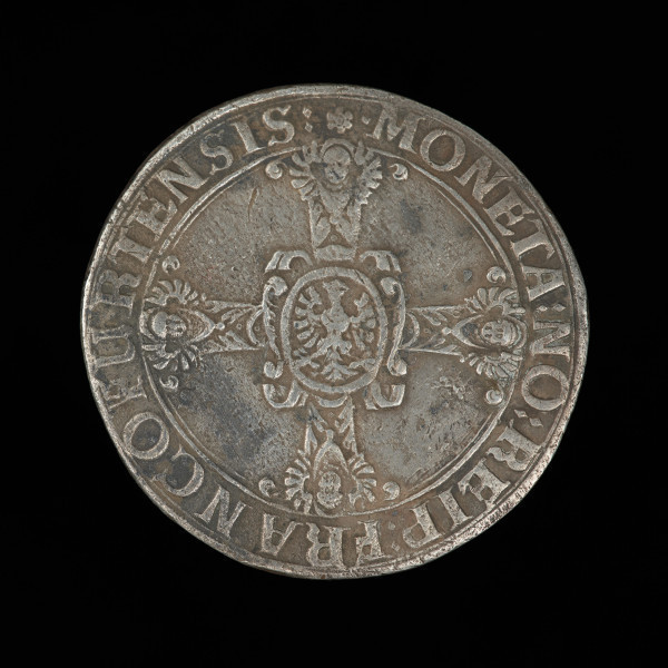 talar Rzeszy - Ujęcie rewersu. Na rewersie owalna tarcza herbowa na krzyżu z zakończeniami ramion pod postacią aniołów i napis w otoku.