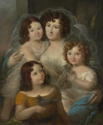 portret zbiorowy - ujęcie z przodu; Portret przedstawia młodą siedzącą kobietę z trojgiem dzieci w pejzażowym tle utrzymanym w tonacji zielonkawobrunatnej. Kobieta w centrum, z głową lekko przechyloną na lewe ramię ubrana w białą muślinową suknię z dekoltem; brązowe loki okalają owalną twarz o cienkim nosie, wąskich bladych ustach i piwnych oczach. Prawym ramieniem obejmuje tulącą się do niej dziewczynkę, lewym siedzące jej na kolanach jasnowłose dziecko, przytulające pulchnymi rączkami ptaka. Dzieci ubrane są w muślinowe białe tuniki, twarze okolone lokami są lekko uśmiechnięte a wzrok, podobnie jak wzrok kobiety, skierowany na widza. W dolnej partii grupę przesłania ujęta w 3/4 półpostać stojącej najstarszej dziewczynki w złocistobrązowej sukience. W ugiętej prawej ręce trzyma ptaka. Jej głowa lekko uniesiona, spojrzenie skierowane na ptaka w rękach jasnowłosego dziecka. Po prawej u dołu błękitna draperia otulająca nóżkę dziecka, przytrzymywana dłonią przez kobietę- jej fragment widoczny również przy prawej dłoni obejmującej ramię tulącego się do kobiety dziecka