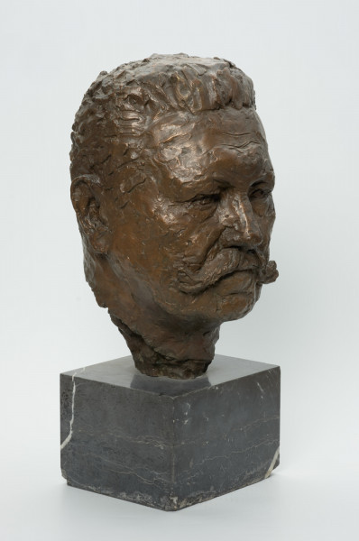 portret męski - Ujęcie z przodu skosem z prawej strony; Rzeżba wykonana z brązu przedstawiająca głowę męską (prezydenta Rzeszy Paula von Hindenburga). Głowa umiejscowiona na małym postumencie.