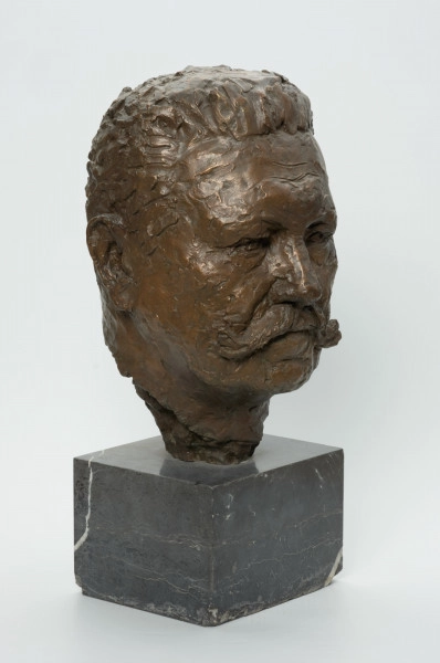 portret męski - Ujęcie z przodu skosem z prawej strony; Rzeżba wykonana z brązu przedstawiająca głowę męską (prezydenta Rzeszy Paula von Hindenburga). Głowa umiejscowiona na małym postumencie.