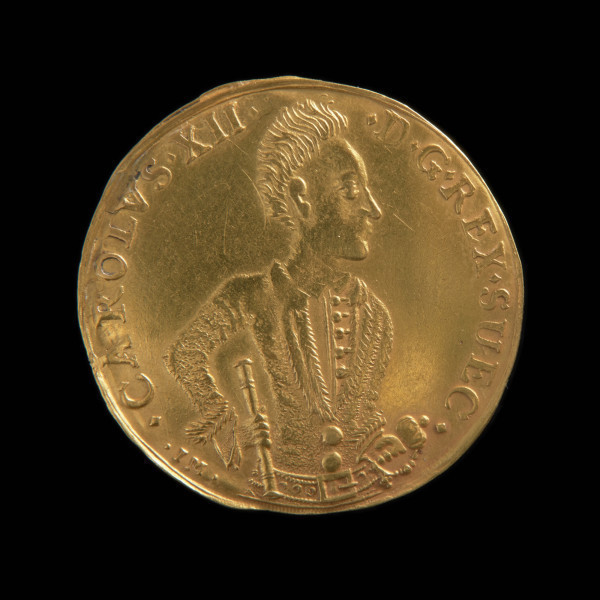 dwudukat pamiątkowy - Ujęcie awersu. Na awersie półpostać władcy w kurtce wojskowej zapinanej na guziki, na której płaszcz obszyty futrem i spięty pasem w prawo. W lewej ręce rapier, w prawej regiment. W otoku tytulatura. Z lewej strony inicjały I.M.
