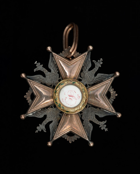 Order Świętego Stanisława I klasy - Ujęcie rewersu. Na rewersie w okrągłej, biało emaliowanej tarczy otoczonej wieńcem laurowym, stylizowany monogram królewski SAR (Stanislaus Augustus Rex).