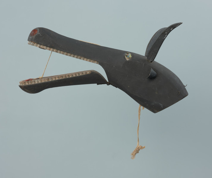 rekwizyt obrzędowy - Ujęcie z lewej strony. Turoń - rekwizyt obrzedowy wykorzystywany podczas przedstawień koledniczych i zapustnych.