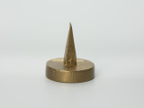 tłok pieczętny - Ujęcie w pionie trzpieniem do góry z przodu. Okrągły tłok pieczętny z brązu z trzpieniem montarzowym w formie ostrosłupa oraz rysunkiem gryfa na iglicy wieży w polu pieczęci.