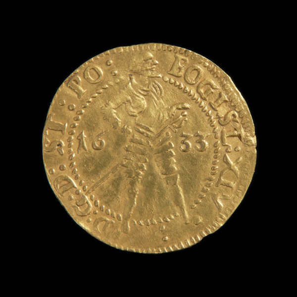 dukat; Moneta ze stojącym księciem Bogusławem XIV na awersie i wielkim herbem pomorskim na rewersie - Ujęcie awersu. Awers: stojąca postać księcia w zbroi w półprofilu w prawo. W otoku tytulatura. Na dole przedzielone postacią księcia inicjały V - B.