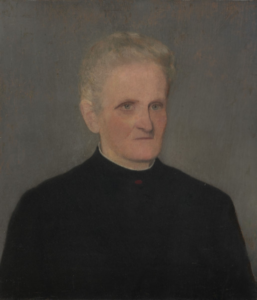 obraz - Ujęcie z przodu; Popiersie starszej kobiety w zaszytej pod szyją czarnej sukni z niewielką koralową broszką. Siwe włosy kobiety spięte w koczek na czubku głowy.