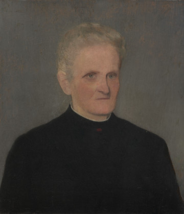 obraz - Ujęcie z przodu; Popiersie starszej kobiety w zaszytej pod szyją czarnej sukni z niewielką koralową broszką. Siwe włosy kobiety spięte w koczek na czubku głowy.