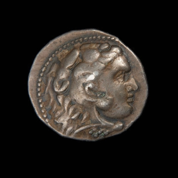 MNS/N/14911 moneta; tetradrachma - Ujęcie awersu. Moneta z wizerunkiem głowy Heraklesa na awersie i Zeusa siedzącego na tronie na rewersie.