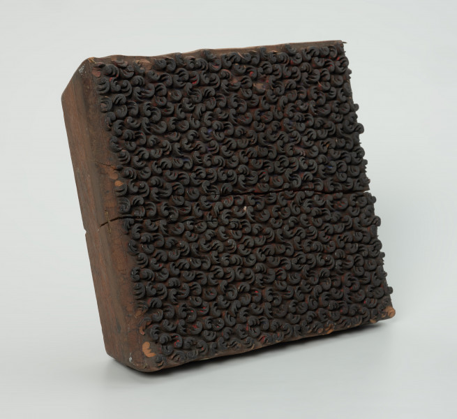 sprzęt do drukowania i grafiki, matryca drukująca - Ujęcie przodu skosem w lewą stronę. Matryca do drukowania tkanin z wykonanym w drewnie ornamentem o motywie geometrycznym.