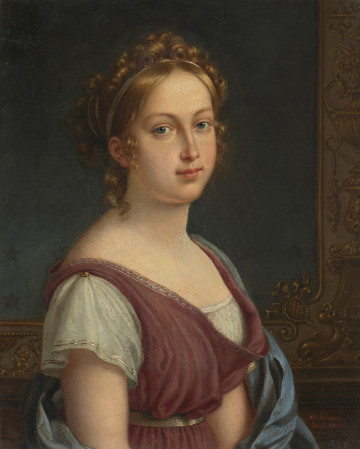 obraz - Ujęcie z przodu; Portret młodej kobiety zwróconej w 3/4 do widza, w półpostaci. Ubrana w strój antykizujący, analogicznie do  stroju królowej pruskiej Luizy z jej znanego portretu. Czerwona szata nałożona na biały spód z krótkimi rękawkami, wysoko umieszczony złoty pasek. Głęboki dekolt sukni obramowany złotym galonem. Z lewego ramienia spływa błękitny szal. Jasne, rozczesane pośrodku i wysoko nad złotą opaską upięte włosy, opadają puklami na kark. Tło jednolite, ciemne. Z dołu, z prawej strony znajduje się sygnatura: Ad.Henning | Berlin 1856.
