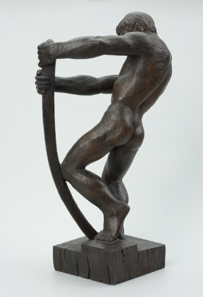 akt męski - Ujęcie z tyłu skosem w prawą stronę; Akt męski ujęty w kontrapoście. Tors odchylony w lewo, wyciągnięte w prawo ręce obejmują wygiętą w łuk belkę, wspartą drugim końcem na postumencie. Stopy złączone, kolana przygięte, rozchylone, jedno z kolan napiera na belkę. Krągła głowa pochylona w dół, włosy krótkie, przylegające do czaszki.