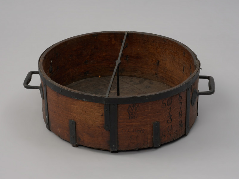 miara - Ujęcie z przodu. Miara na zboże ze strychulcem.