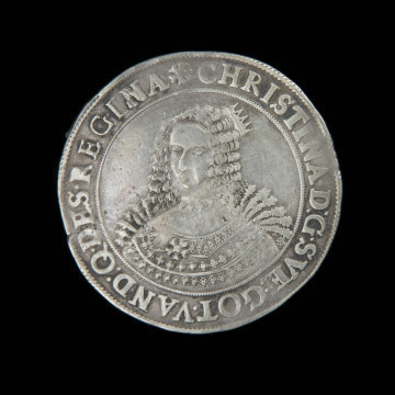 talar - Ujęcie awersu. Na awersie ukoronowane popiersie królowej w koronkowej sukni ze sztywnym, wysokim kołnierzem 3/4 w lewo. Na szyi ażurowa kolia, a na sukni broszka w kształcie rozety. W perełkowym otoku legenda.