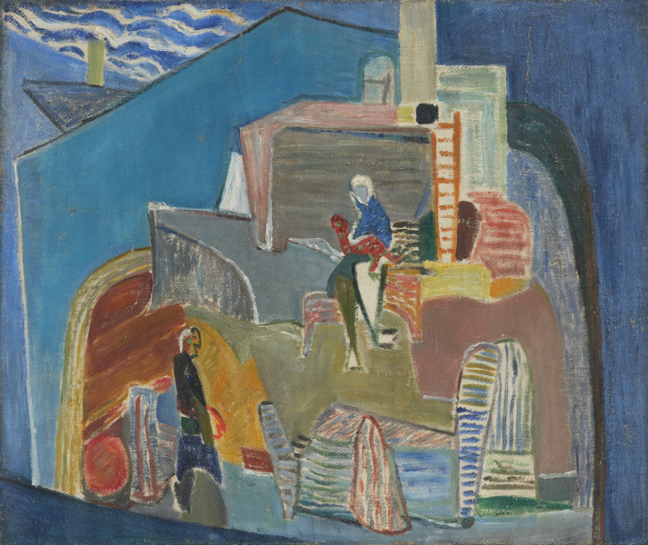 obraz - ujęcie z przodu; Na pierwszym planie we wnętrzu po lewej postać stojąca, po prawej przedmioty (meble?) w pasiastych pokrowcach. Powyżej, pośrodku kompozycji sylwetka siedzącej kobiety z dzieckiem na ręku, za nią piętrzące się przedmioty (nadbudówki, karton, drabinka). Całość zamknięta po lewej płaszczyzną ściany szczytowej domu. W lewym górnym narożniku dziób statku z kominem. Koloryt: tony niebieskie różnych odcieni. Płaszczyzny drobne czerwieni, zgaszonego różu, żółci, szarości.