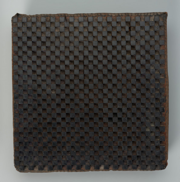 sprzęt do drukowania i grafiki, matryca drukująca - Ujęcie z przodu z góry. Matryca do drukowania tkanin z wykonanym w drewnie ornamentem o motywie geometrycznym.