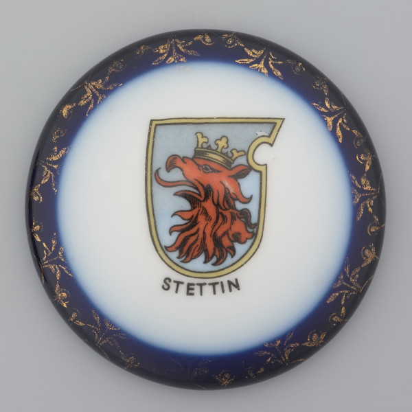 ceramiczne puzderko w kształcie owalu - Ujęcie z góry na pokrywę owalnego puzderka ceramicznego. Ceramiczne puzderko w kształcie owalu.