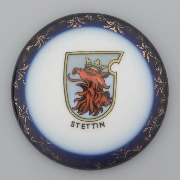 ceramiczne puzderko w kształcie owalu - Ujęcie z góry na pokrywę owalnego puzderka ceramicznego. Ceramiczne puzderko w kształcie owalu.