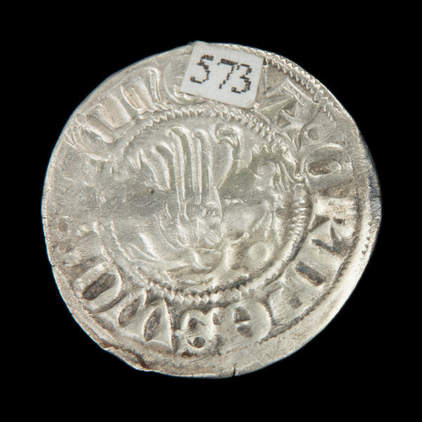 Srebrna moneta pomorska gruby fenig - Ujęcie rewersu. Cienka moneta, okrągła, o nieregularnych kształtach. W polu gryf kroczący, zwrócony w lewo, otok perełkowy.
Napis na brzegu.