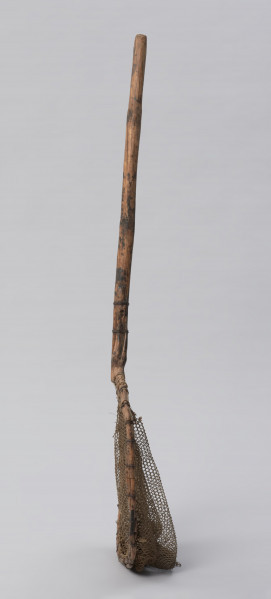 czerpak - Ujęcie prawej strony w pionie. Workowata siatka rozpięta na owalnej ramie z uchwytem.