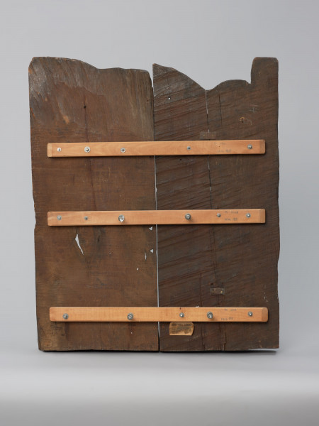 sztuka sakralna, kwatera ołtarza, płaskorzeźba - Ujęcie z tyłu; Płaskorzeźba przedstawiająca grupę żołnierzy aresztujących Chrystusa w ogrójcu, na tle skalistego pejzażu. Kwatera lewego skrzydła późnogotyckiego ołtarza pasyjnego z Wkryujścia (Ueckermünde).