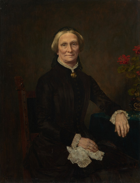 Obraz - Ujęcie z przodu; Obraz przedstawia starszą kobietę siedząca na krześle. Ubrana w ciemnofioletową suknię wykończoną krezą, pod szyją broszka, białe mankiety.