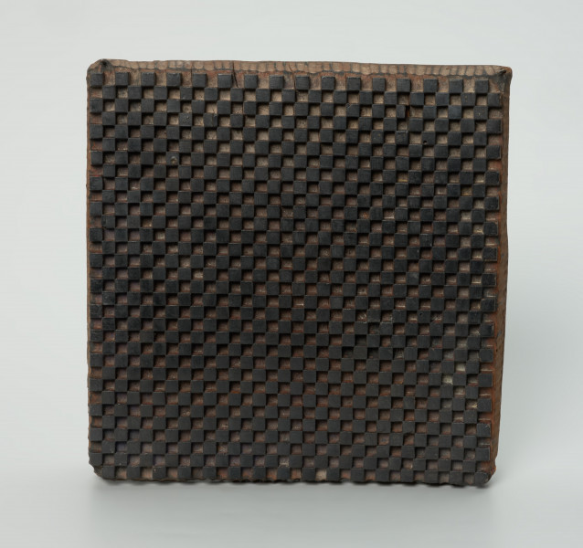 sprzęt do drukowania i grafiki, matryca drukująca - Ujęcie w pionie przodu matrycy. Matryca do drukowania tkanin z wykonanym w drewnie ornamentem o motywie geometrycznym.