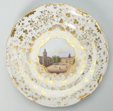 MNS/H/134/2 porcelanowy talerz z falistą krawędzią - Ujęcie z przodu. Porcelanowy talerz z falistą krawędzią.