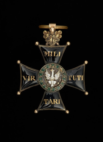 Order Virtuti Militari III klasy - Ujęcie awersu bez widocznego uszka. Krzyż maltański z napisem na ramionach Virtuti Militari i ukoronowanym orłem w okrągłej tarczy. Na awersie ramion napis. W okrągłej tarczy w centrum krzyża biało emaliowany orzeł w koronie z berłem i jabłkiem w łapach, otoczony wieńcem laurowym z zielono emaliowanymi liśćmi.