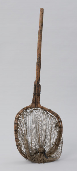 czerpak - Ujęcie tyłu wnętrza siatki w pionie. Workowata siatka rozpięta na owalnej ramie z uchwytem.