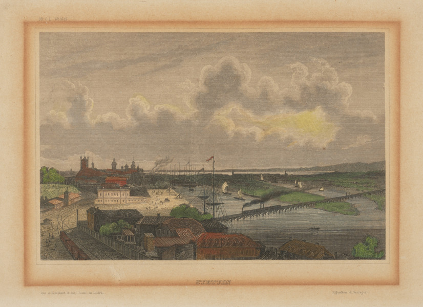 kolorowany staloryt z widokiem na szczeciński dworzec kolejowy - Ujęcie z przodu z arkuszem. Panorama miasta z dworcem kolejowym. Na pierwszym planie zabudowania wzdłuż torów kolejowych, po przekątnej wzniesiony na palach wiadukt ze zmierzającym w stronę dworca pociągiem z dymiącą lokomotywą, w centrum po lewej rozjaśniony gmach stacji, w głębi panorama miasta z wieżami kościołów. Górną połowę kompozycji zajmuje niebo z okazałymi obłokami. Rysunek z obramowaniem w brążowo-zółtym kolorze. Pod wąską ramką ilustracji w centrum  napis STTETIN. Po prawej w narożniku napis Eigenthum d. Verleger; Platten-Nr. DCXXXV.  Po lewej w narożniku napis Aus d. Kunstanst. d. Bibl. Instit. in Hildbh