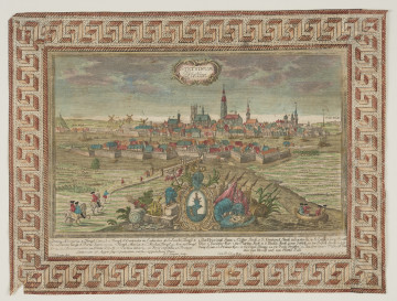 MNS/H/68 kolorowany akwarelą miedzioryt z planem miasta - Ujęcie z przodu, z lekkim skrzywieniem lewego górnego rogu do dołu. Panorama miasta przed trójkątnymi murami obronnymi. Za nimi rzeka ze statkami, za rzeką właściwe miasto z domami, kościołami, zamkiem, wiatrakami. Przed murami drewniany mostek i wąska dróżka prowadząca do miasta. Na dróżce, po lewej stronie pojedynczy przechodnie oraz trzej jeźdźcy w czerwonych i niebieskich płaszczach oraz czarnych trójgraniastych kapeluszach. U dołu rysunku ozdobne obramowanie herbu Szczecina. Po prawej stronie łódka z czterema wiosłującymi mężczyznami w czerwonych, niebieskich i żółtych płaszczach oraz czarnych trójgraniastych kapeluszach. Przy łódce spienione fale morskie. Przy wybranych budowlach podpisy czarnym tuszem oraz numerki. Na dole legenda z najważniejszymi budowlami i rzeką. Po prawej stronie legenda w j. niemieckim, po lewej w j. łacińskim. Pod legendą nazwiska twórców i wydawcy. Cały rysunek wraz z legendą obwiedziony dekoracyjnym obramowaniem w kształcie geometrycznego wzoru.