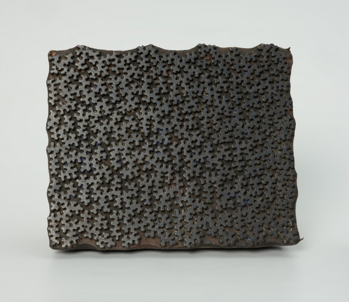 sprzęt do drukowania i grafiki, matryca drukująca - Ujęcie z przodu. Matryca do drukowania tkanin z wykonanym w drewnie ornamentem o motywie geometrycznym.