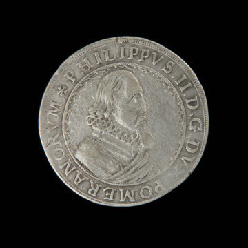 Półtalar szeroki z okazji pogrzebu księcia Filipa II - Ujęcie awersu. Na awersie w perełkowej obwódce otoczonej od wewnątrz bordiurą popiersie władcy w prawo, w zbroi ozdobionej rurkową krezą. Pod ramieniem inicjały DS. W otoku tytulatura.