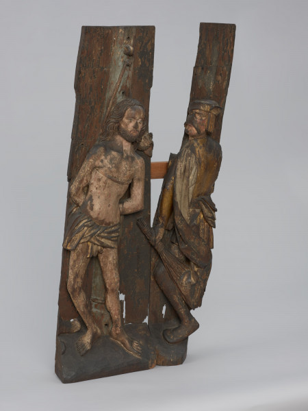 kwatera ołtarza, płaskorzeźba - Ujęcie ze skosu z lewej strony; Płaskorzeźba przedstawiająca Chrystusa przywiązanego do kolumny biczowania i oprawcę z rózgą. Kwatera lewego skrzydła późnogotyckiego ołtarza pasyjnego z Wkryujścia (Ueckermünde).