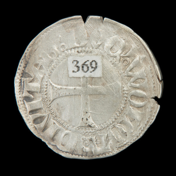 Srebrna moneta pomorska gruby fenig - Ujęcie rewersu. Cienka moneta okrągła, o nieregularnych kształtach. W polu otoczonym perełkowym łańcuszkiem krzyż równoramienny z rozszerzającymi się końcami ramion. Na brzegu napis.