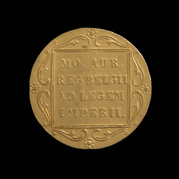 środek płatniczy, pieniądz, moneta - Ujęcie rewersu. Moneta z napisem w kwadratowej ramce na rewersie. Naśladownictwo dukata holenderskiego.