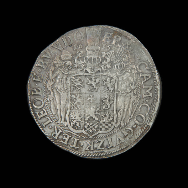 talar - Ujęcie rewersu. Na rewersie dziesięciopolowa tarcza herbowa Pomorza Zachodniego w pełnej oprawie, podtrzymywana przez dzikich mężów z maczugami, w hełmach z klejnotem i labrami. U góry data 16-35. W otoku napis.