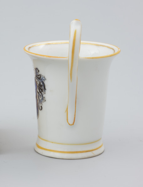 porcelanowa filiżanka o dekoracyjnym, ażurowym kształcie - Ujęcie z boku. Porcelanowa filiżanka o dekoracyjnym, ażurowym kształcie.